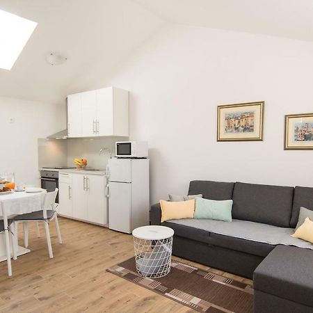 Apartment Bruneta 1 With Sea View Tar-Vabriga Buitenkant foto