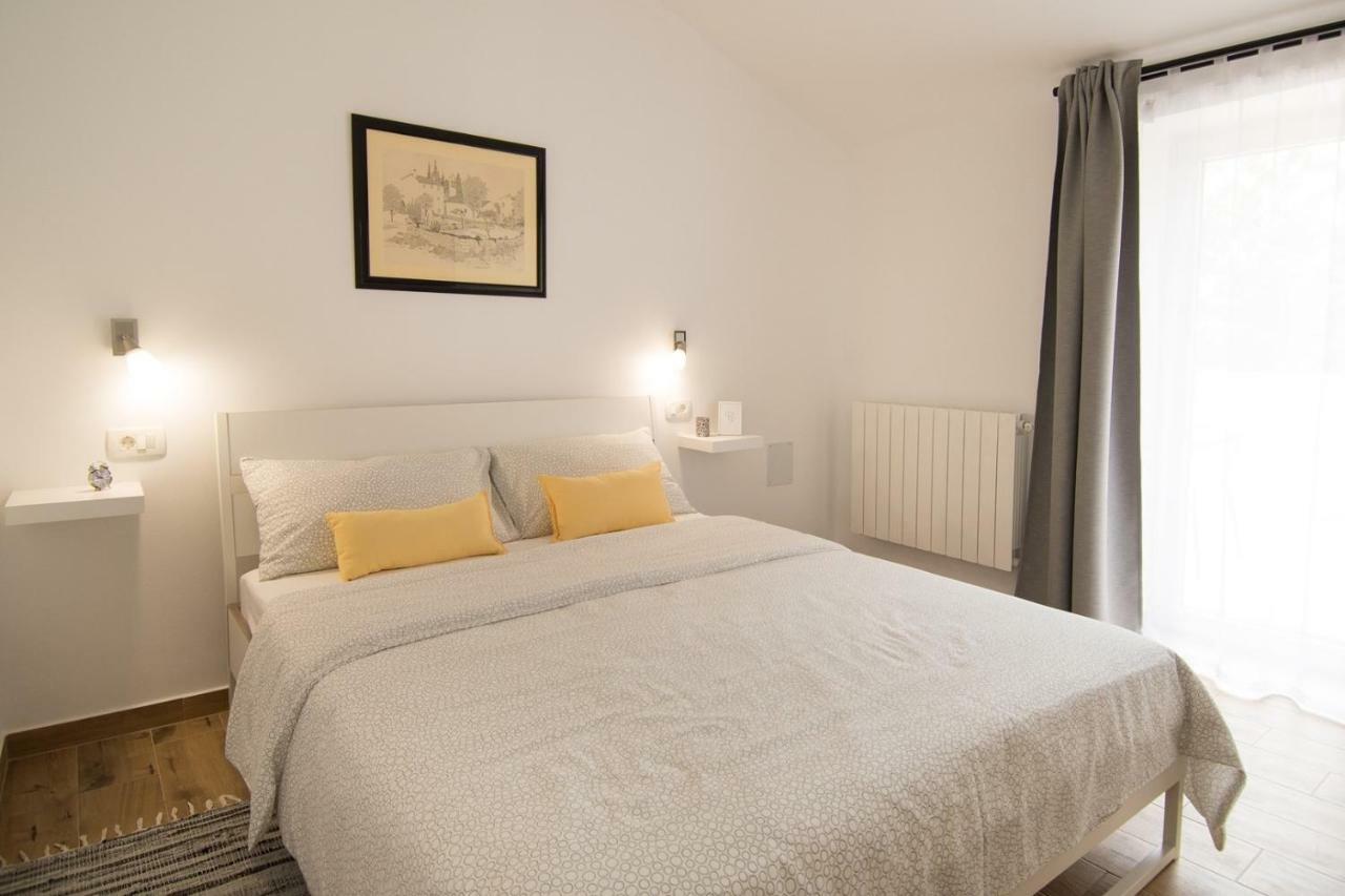 Apartment Bruneta 1 With Sea View Tar-Vabriga Buitenkant foto