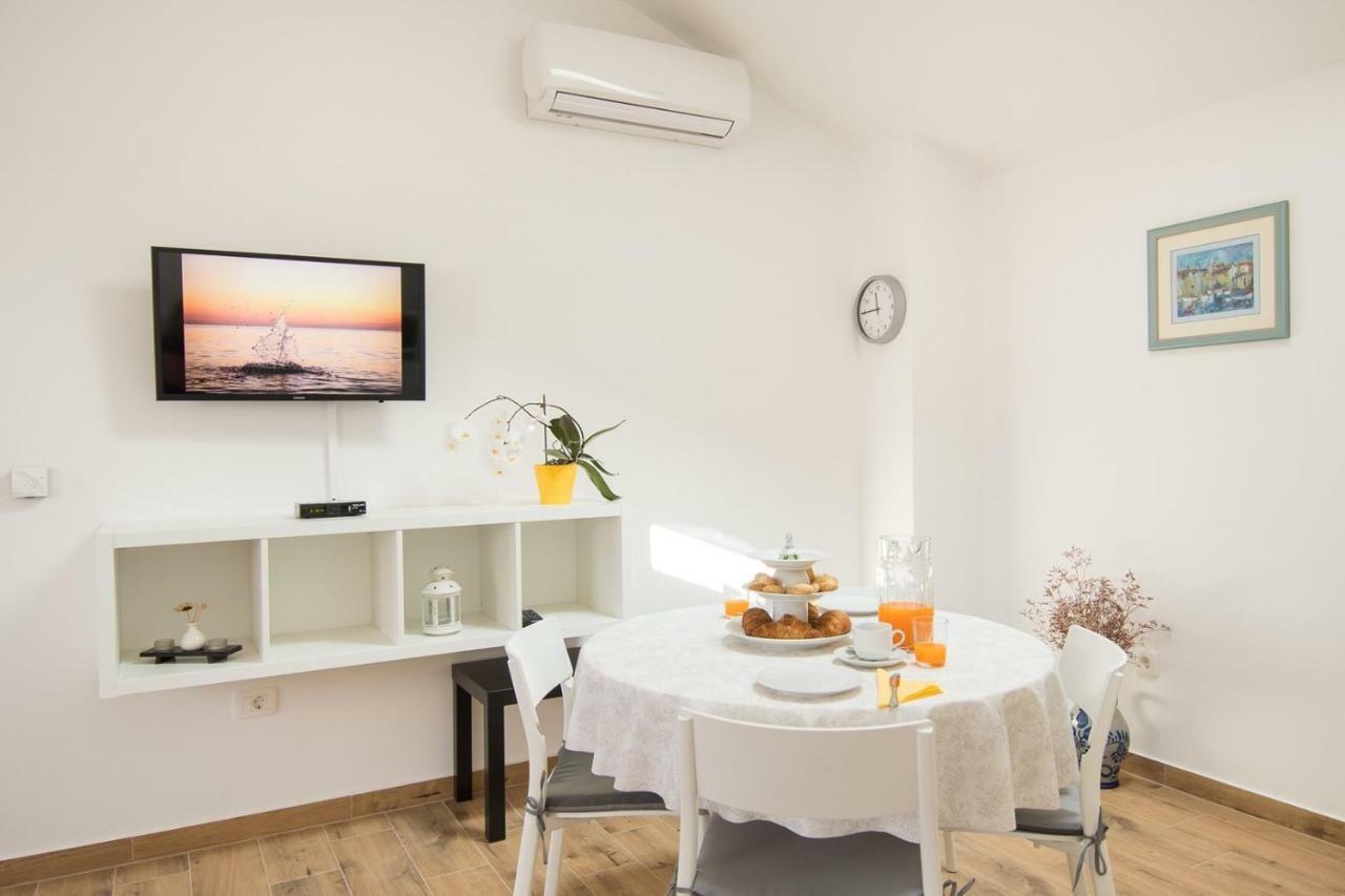 Apartment Bruneta 1 With Sea View Tar-Vabriga Buitenkant foto