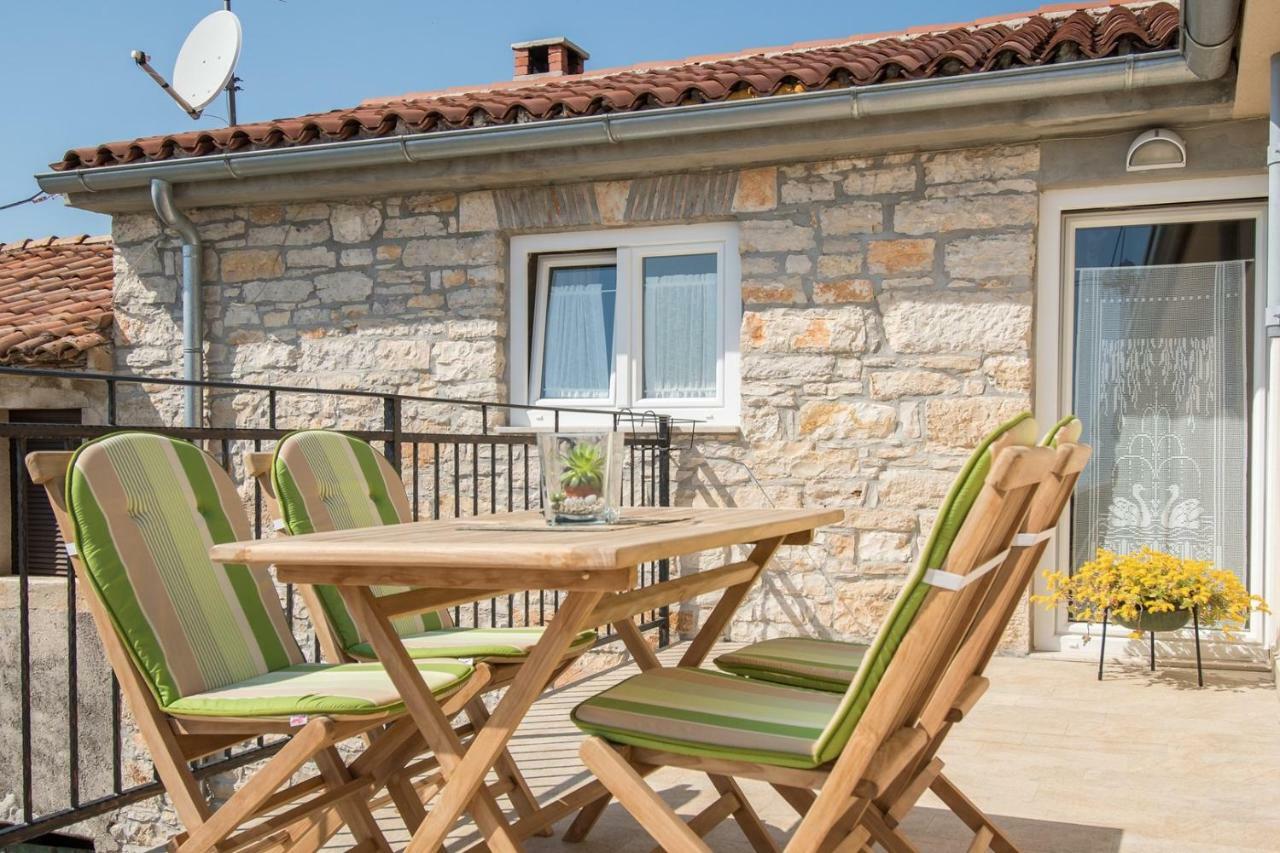 Apartment Bruneta 1 With Sea View Tar-Vabriga Buitenkant foto